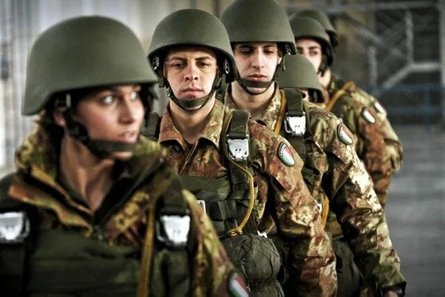 Италия часовой. Итальянская армия. Армия Италии 2022. Сухопутные войска Италии Германия. Армия Италии 2001.