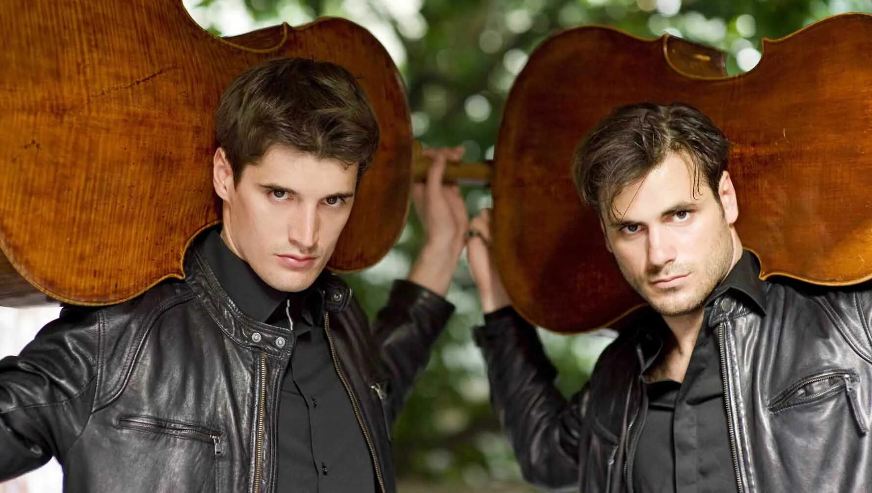 Дуэт виолончелистов. Дуэт 2cellos. Дуэт 2 Cellos. Дуэт виолончелистов 2cellos.