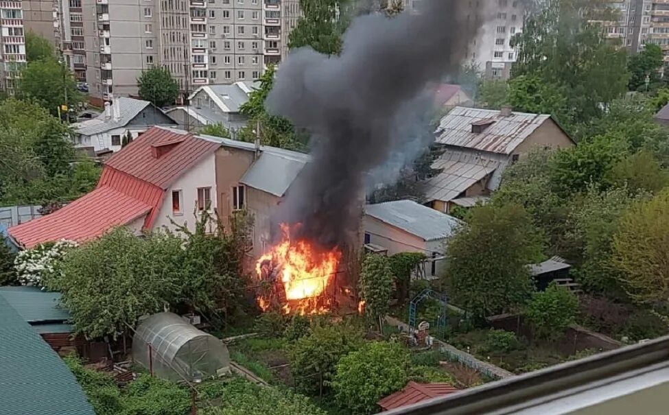 На какой улице горит дом. Горящий дом. Горящее здание. Дом горит. Пожар дома.