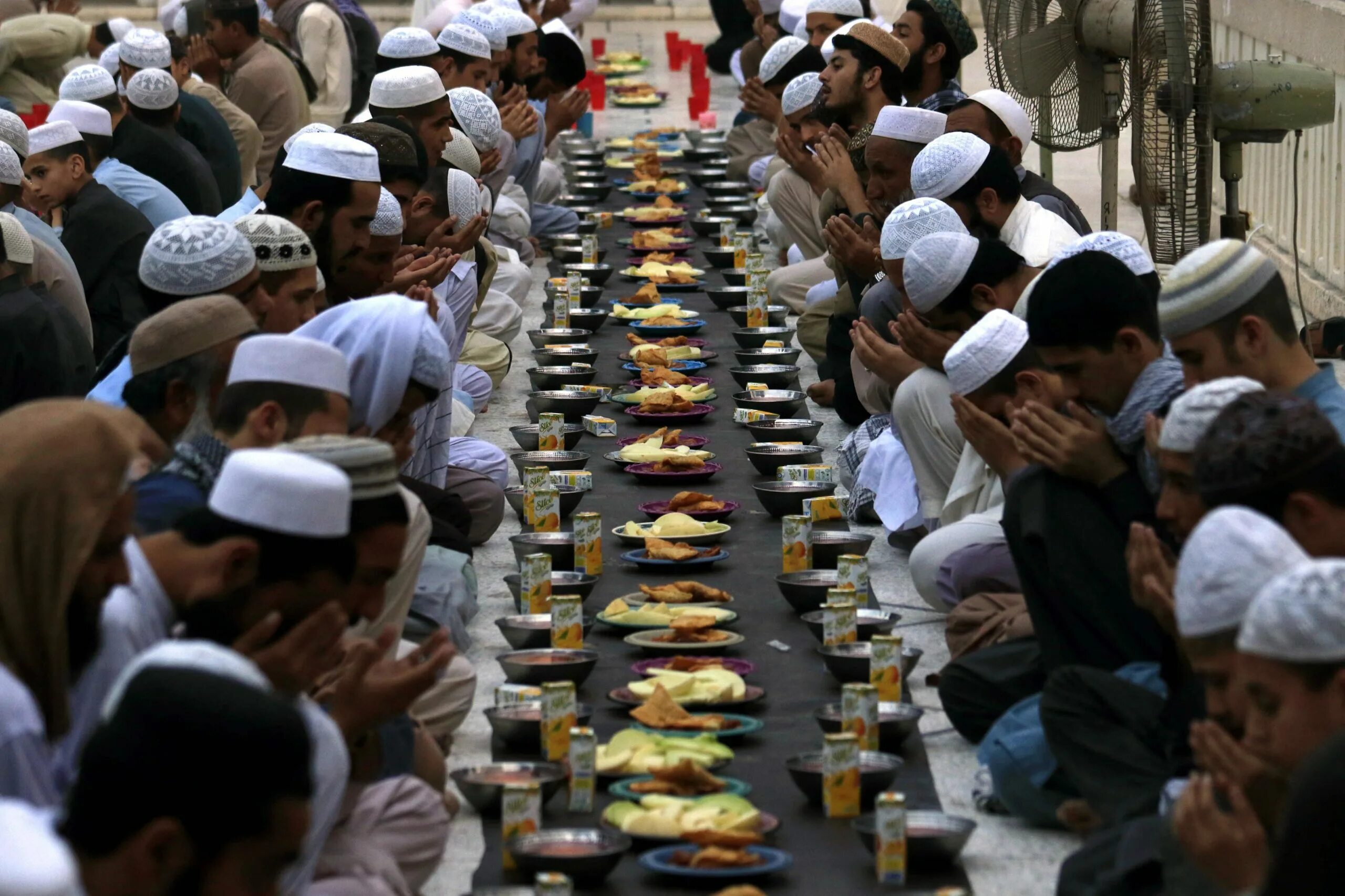 День начала уразы. Пост Рамадан ифтар. Рамазан ифтар мусульман. Рамадан в Египте. Рамадан в Алжире.