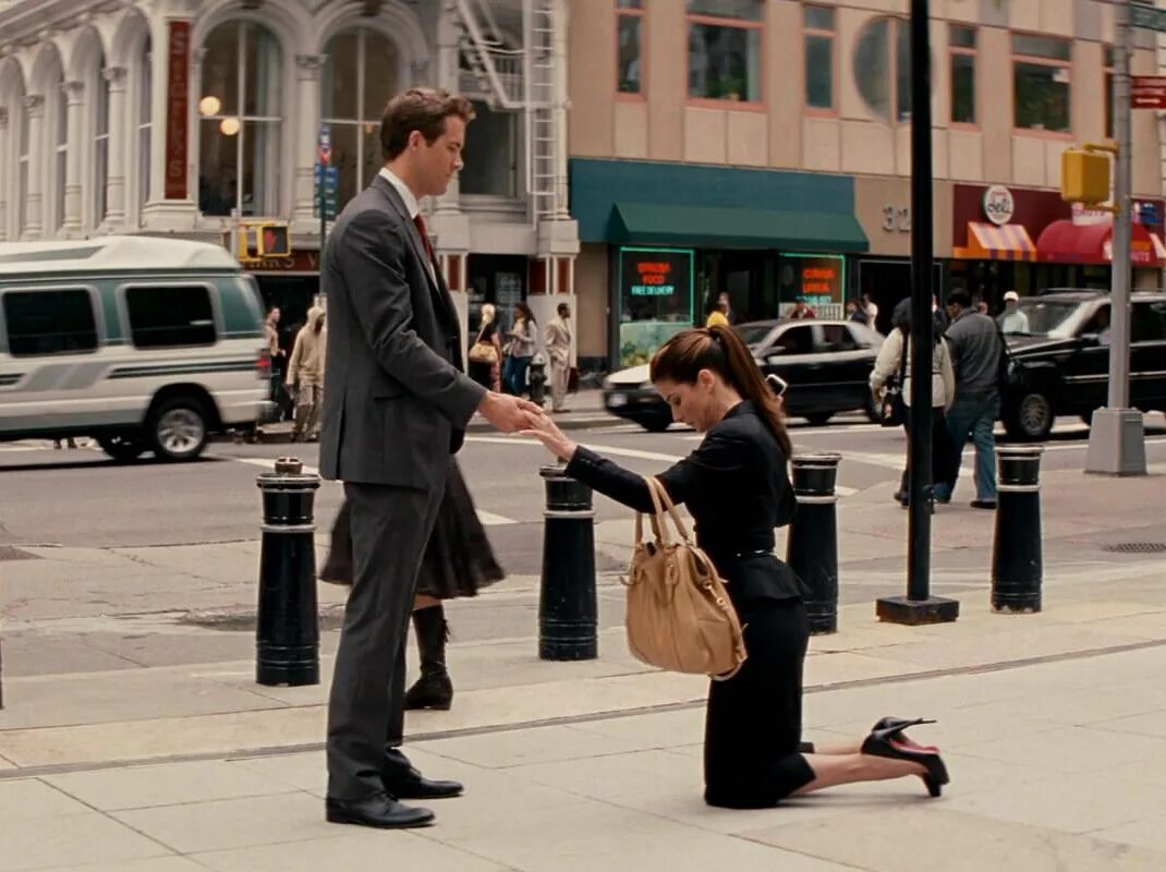 предложение руки и сердца. мужчина на колене пере женщиной. брюс вебер couples. кадры из фильма предложение. предложение мужчине руки и сердца.
