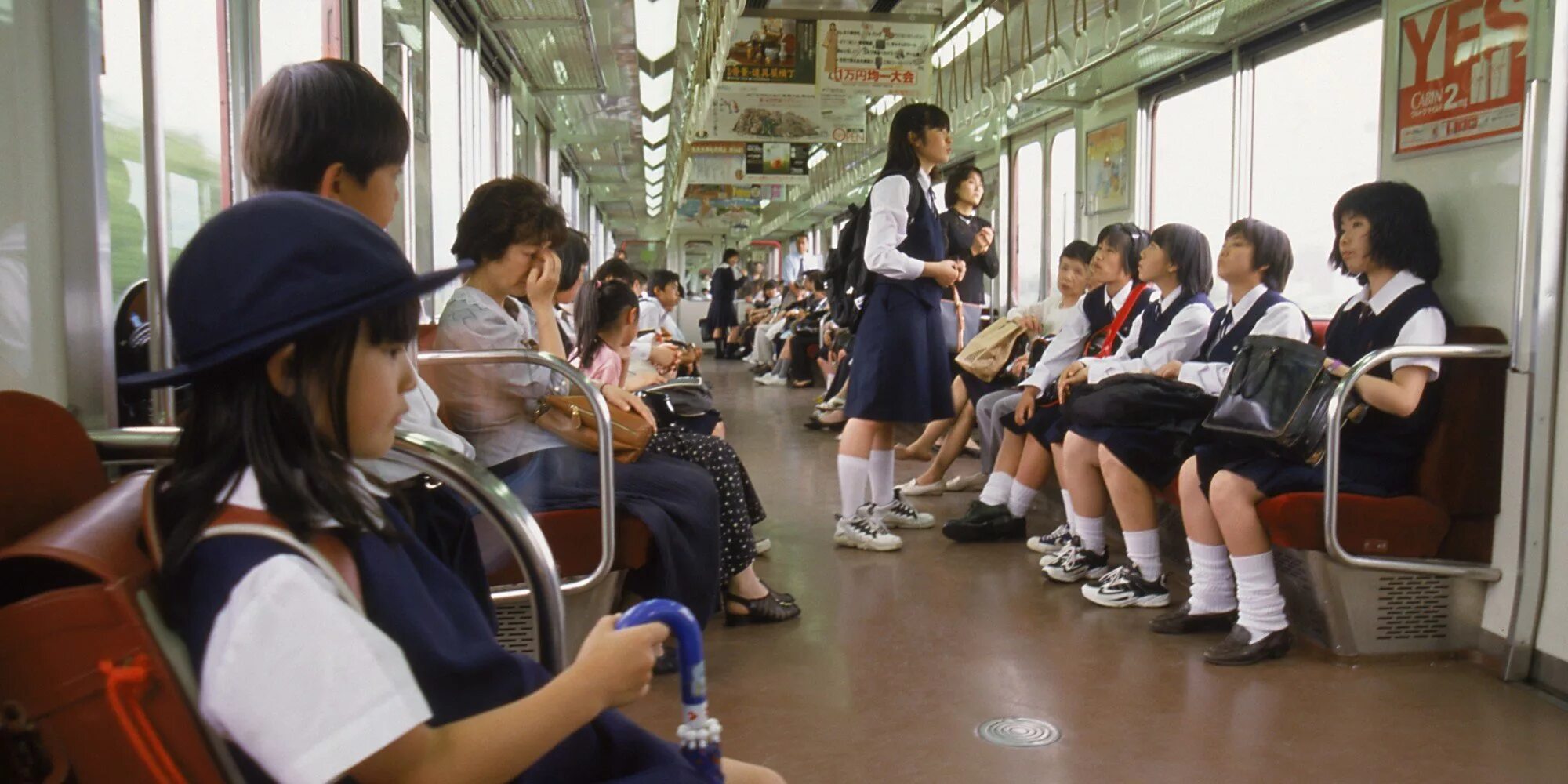 Лапают япония. Вагон метро Токио. Японцы в транспорте. Японские девушки в транспорте. Японцы в общественном транспорте.