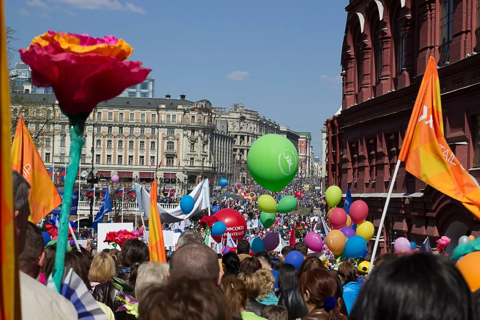 Первомайская демонстрация. Праздники в мае фото. Цветы на первомайскую демонстрацию. 1 мая праздник. 1 мая праздник.