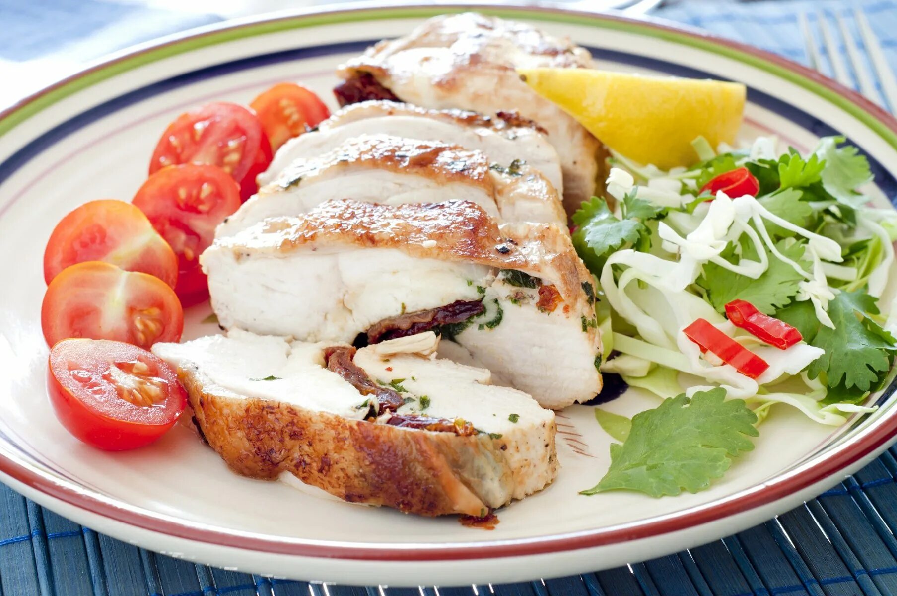 Запеченная куриная грудка в духовке диетическая. Куриная грудка буженина. буженина из куриной грудки. буженина из куриного филе. индейка филе подача.