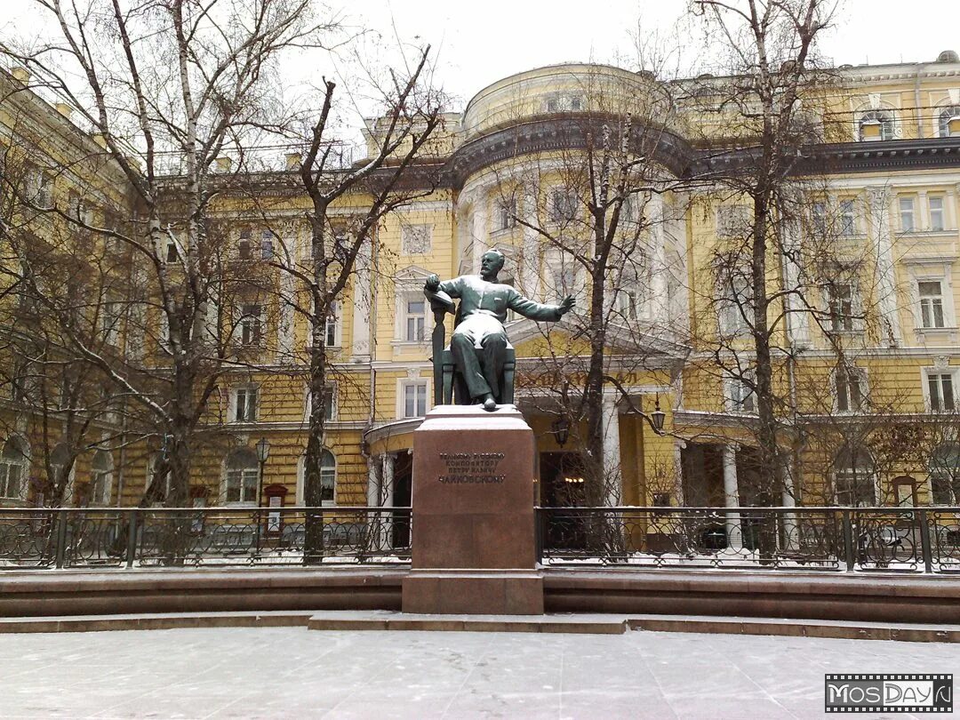 Чье имя носит московская консерватория. Московская консерватория Чайковского здание. Консерватория имени Чайковского памятник Чайковскому. Московская консерватория памятник ча. Московская консерватория 1866 года.