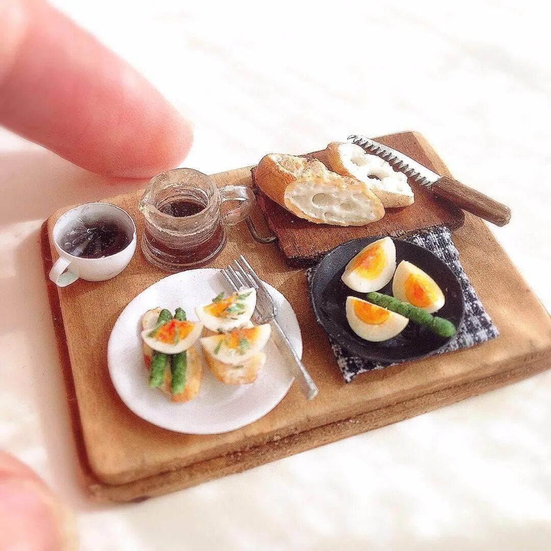 панкейки из полимерной глины. миниатюрная еда. миниатюра из полимерной глины. кулинарная миниатюра из полимерной глины. мини еда своими руками.