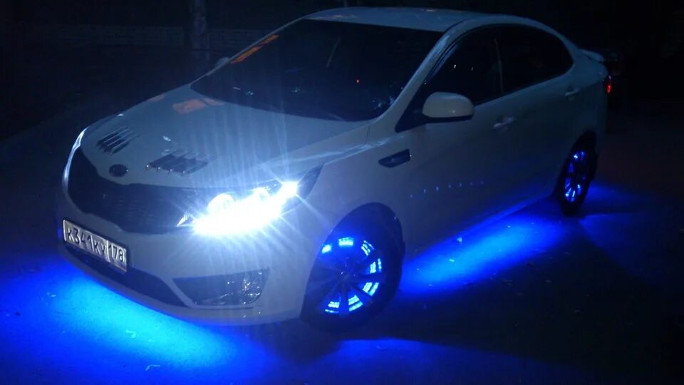 Подсветка Kia Rio 4. Kia Rio 4 led подсветка днища. Светодиодная лента на Киа Рио 3. Подсветка Киа Рио 3. Свет под машину