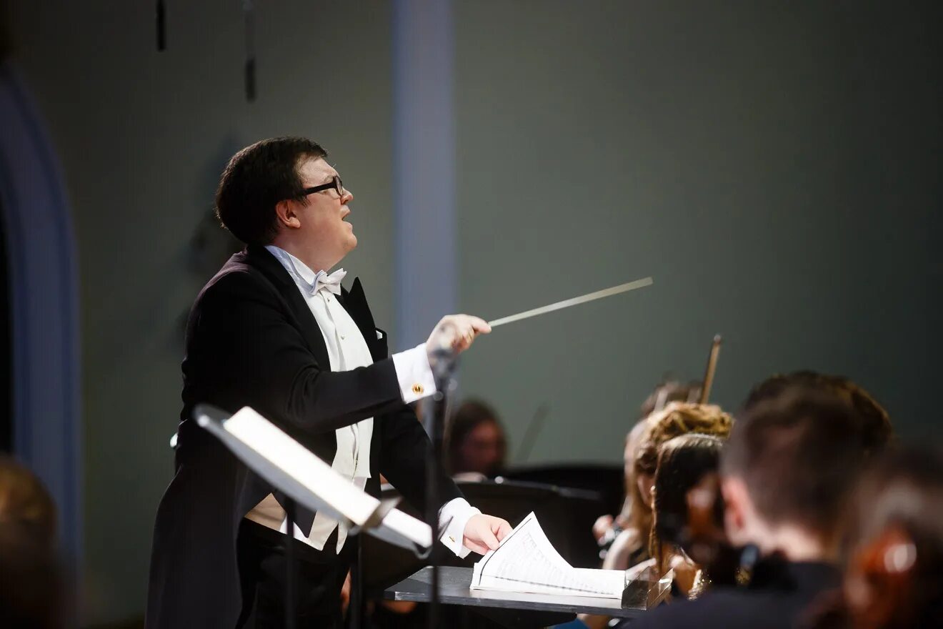 Евгений иванович шестаков дирижер тюмень. Художественный руководитель симфонического оркестра. Псковский губернаторский симфонический оркестр. Художественный руководитель симфонического оркестра. Дирижер филармонии ижевск.