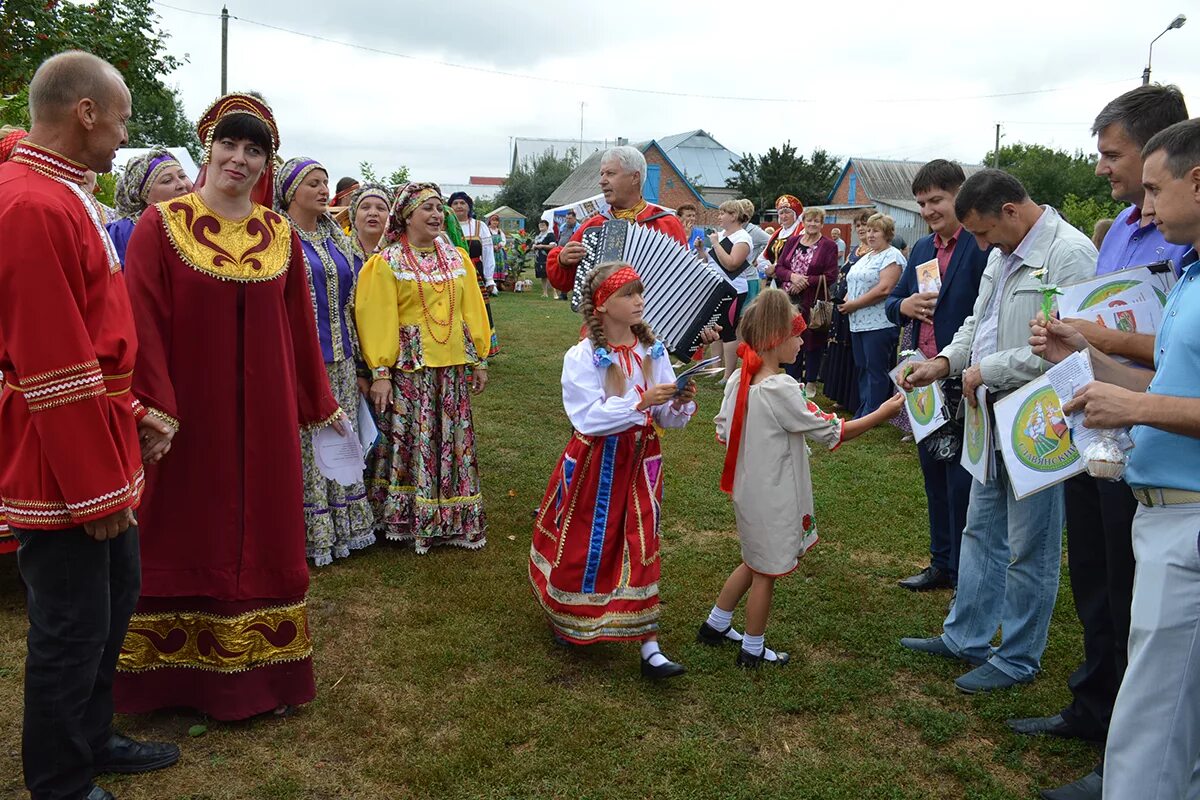 Погода в красном белгородской на неделю. Дружба славянских народов Унеча. Красная Яруга. Красная Яруга Белгородская область фестиваль цветов. Красная Яруга люди.