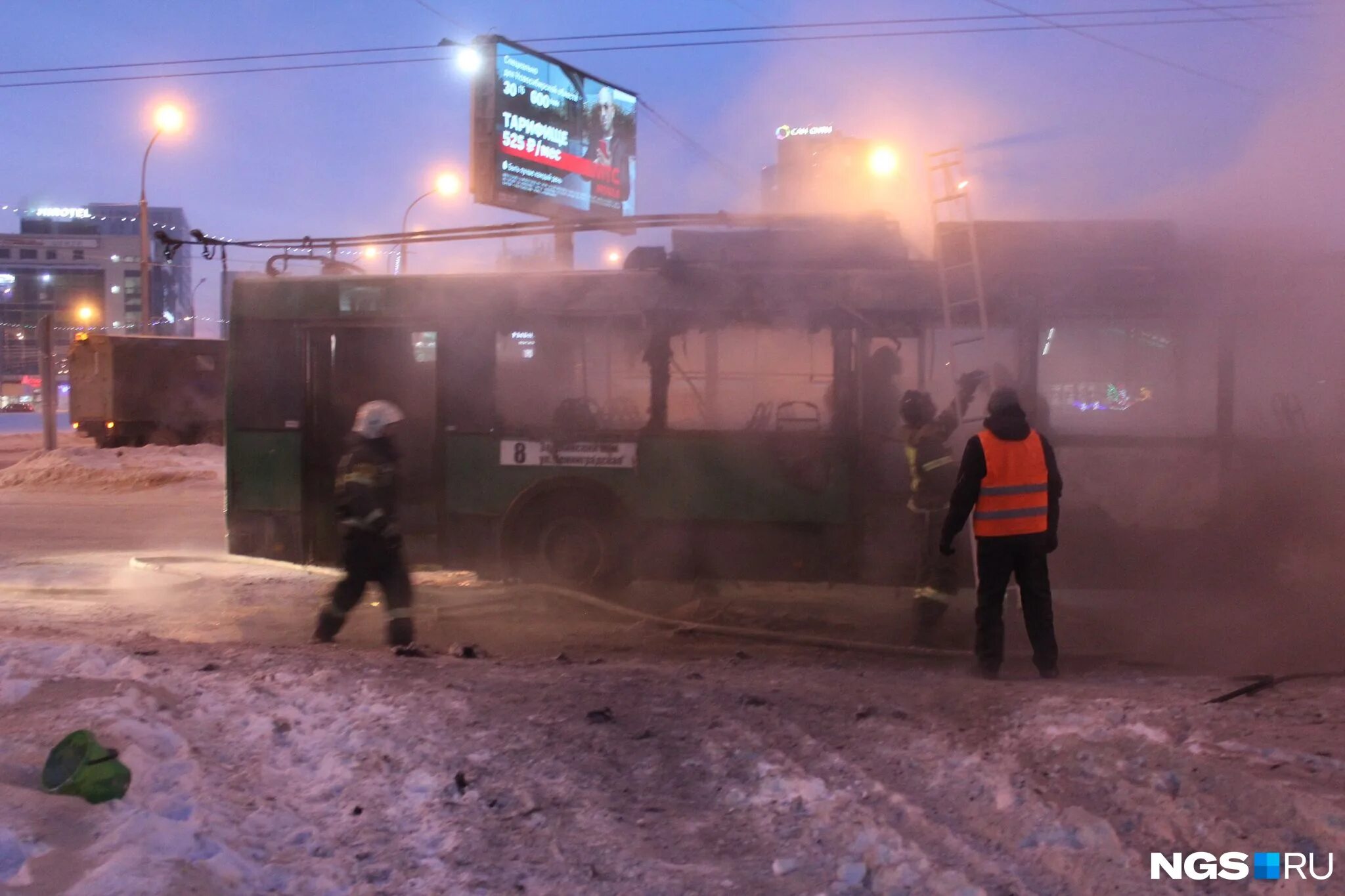 Новосибирск троллейбус 28. Троллейбус Новосибирск ДТП. Авария троллейбуса в Новосибирске. В Новосибирске загорелся троллейбус. 28 декабря 2018 года