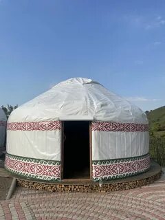 Ыстық жігіттер бір-бірін және әдемі денесі бар сексуалды нәрестені трассалайды