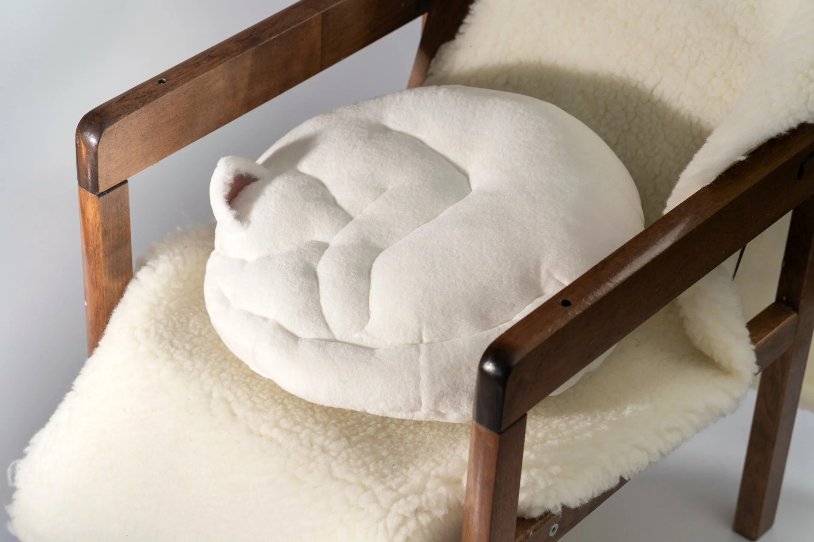 Подушка котик круглая. Шерсть на мебели фото. Купить мягкое кресло в виде спящего животного. Кресло кровать подушка кот купить в Новосибирске.