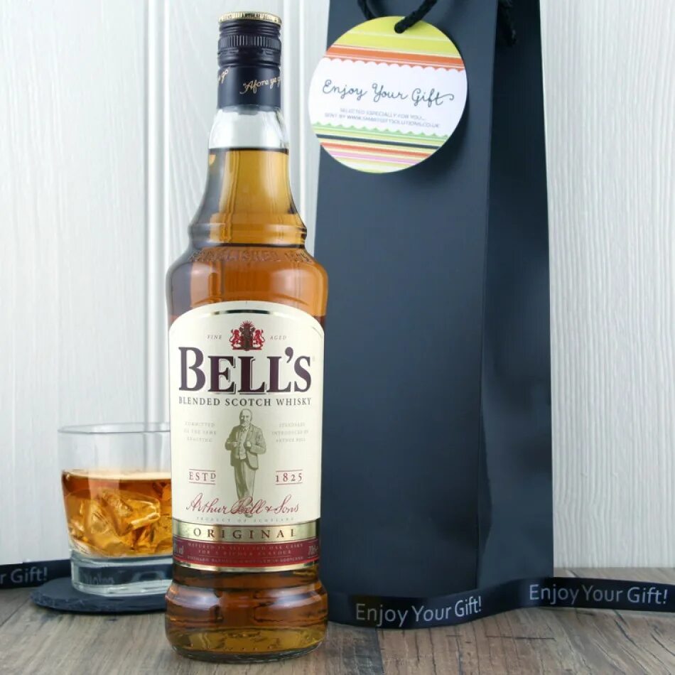 Виски Bells Blended Scotch Whisky 1825. Bells old Scotch Whisky 93. Bells виски Старая обложка. Виски Bell's в руке на фоне заката. Bells whisky