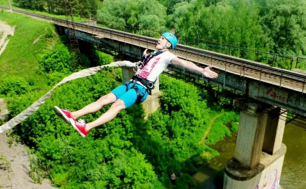 Тарзанка владивосток. Прыжок с моста на резинке. прыгать с резинкой с моста. тарзанка с моста. джампинг с моста.