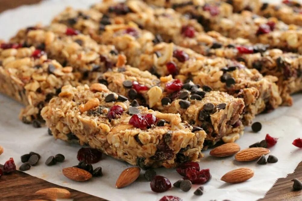 Батончик мюсли гранола. Батончик злаковый гранола бар. Granola Bar мюсли. Granola мюсли yagodi.