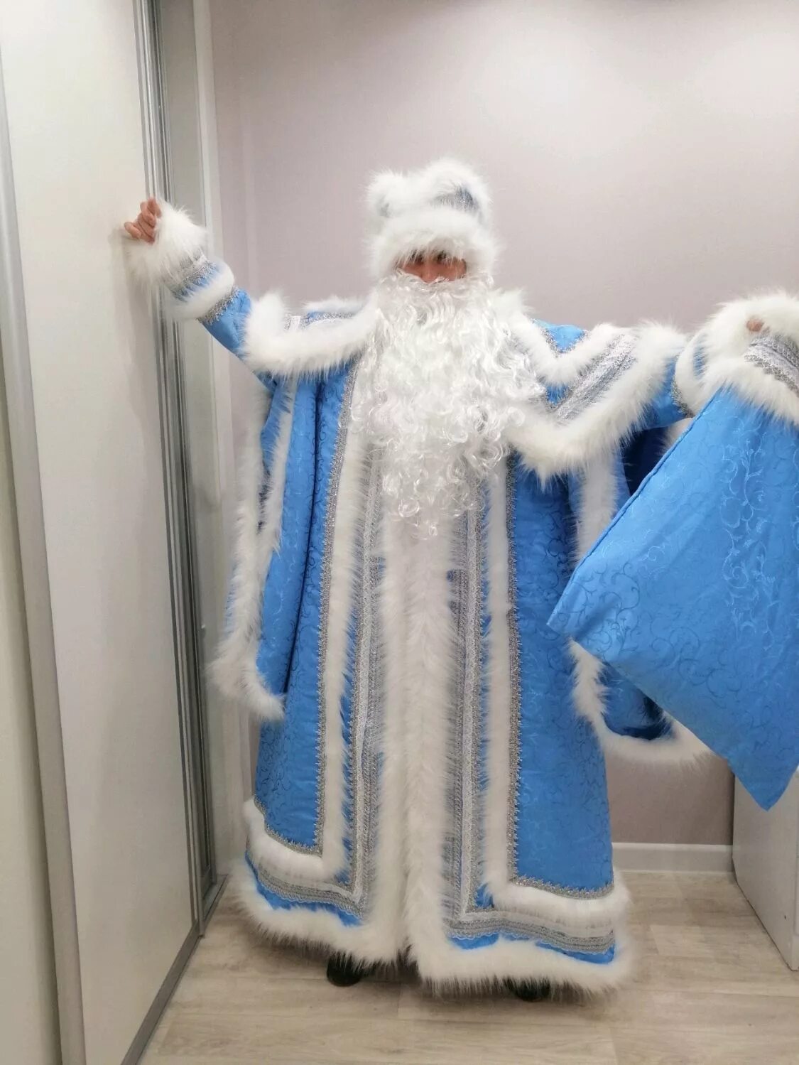 Костюм "дед мороз иванович" пуговка. Морозы костюм. Необычный костюм деда мороза. Дед мороз синий костюм. Костюм деда мороза батик.