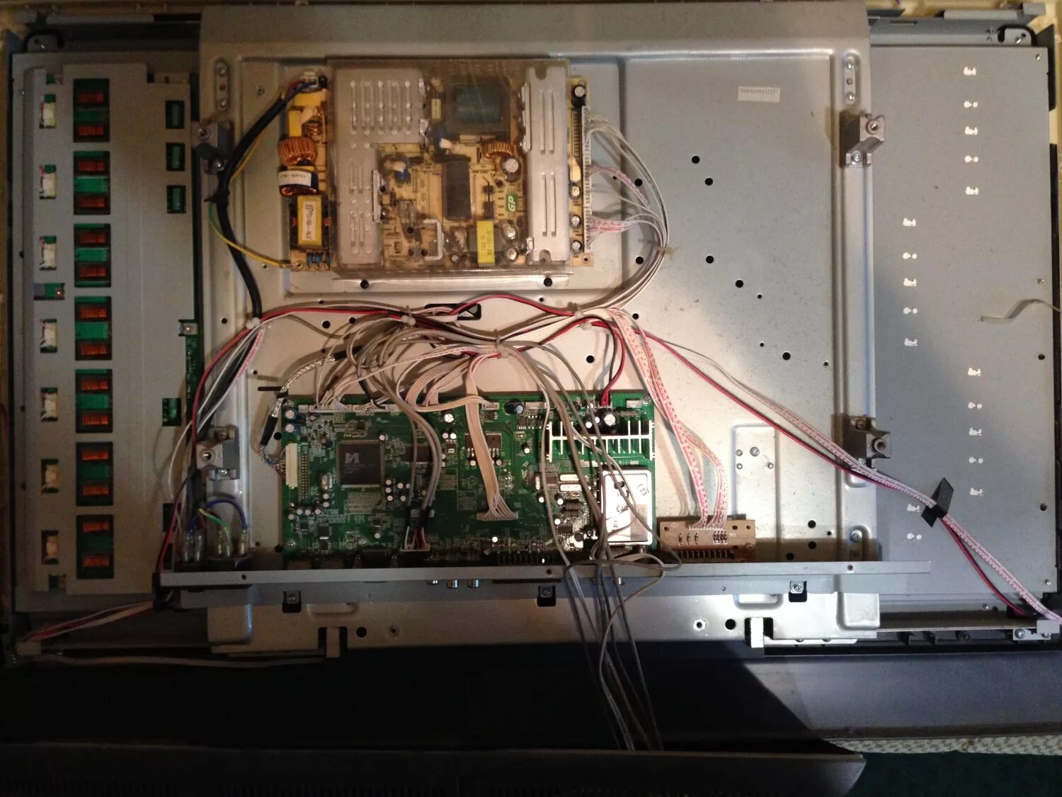 мастер по ремонту тв. внутренности телевизора. сервисный центр им. в. орбита ремонт телевизоров.