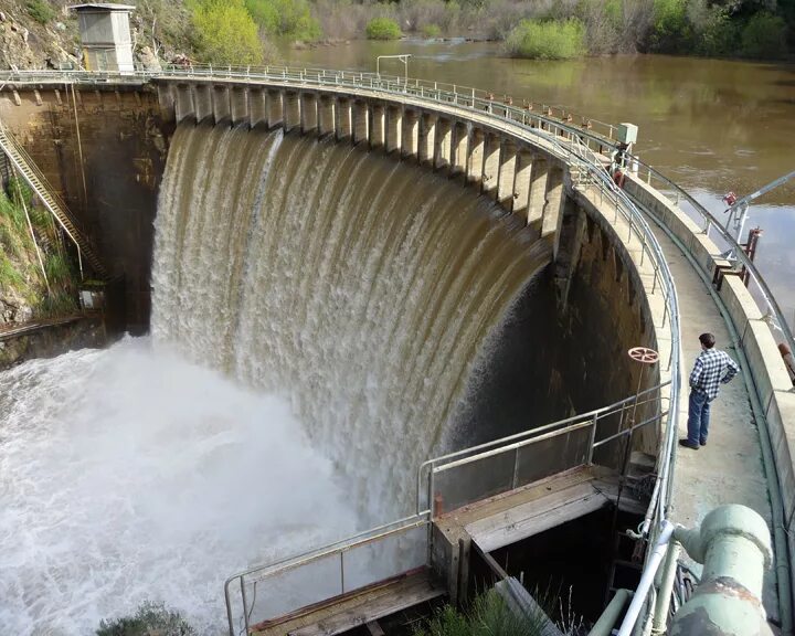 Водосливная плотина Иваньковской ГЭС. Плотина / dam (2021). Плотина Нормабаш. Водосливная плотина каскада Ладожских ГЭС. Люди перегородили реку большой плотиной вода