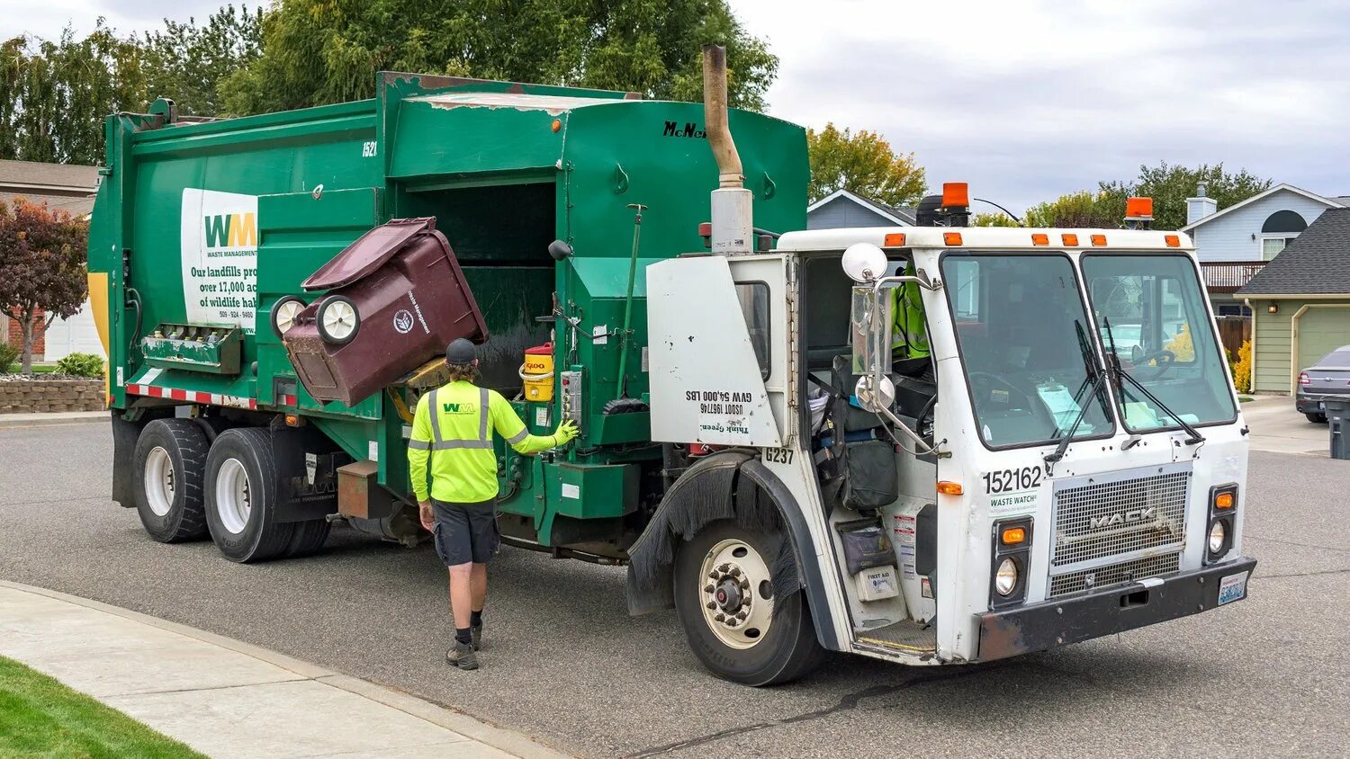 МАКНИЛУС мусоровоз. Мусоровоз машинка Garbage. Garbage Truck машинка мусоровоз. Мусоровоз Mack Truck. Грузовик мусоровоз