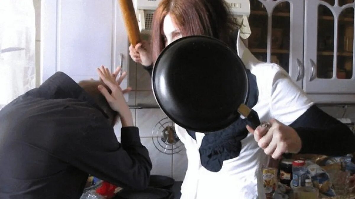 Бейте моего мужа. Женщина со сковородкой. Девушка со сковородой. Женщина со сковородой и скалкой. Сковородкой по голове.