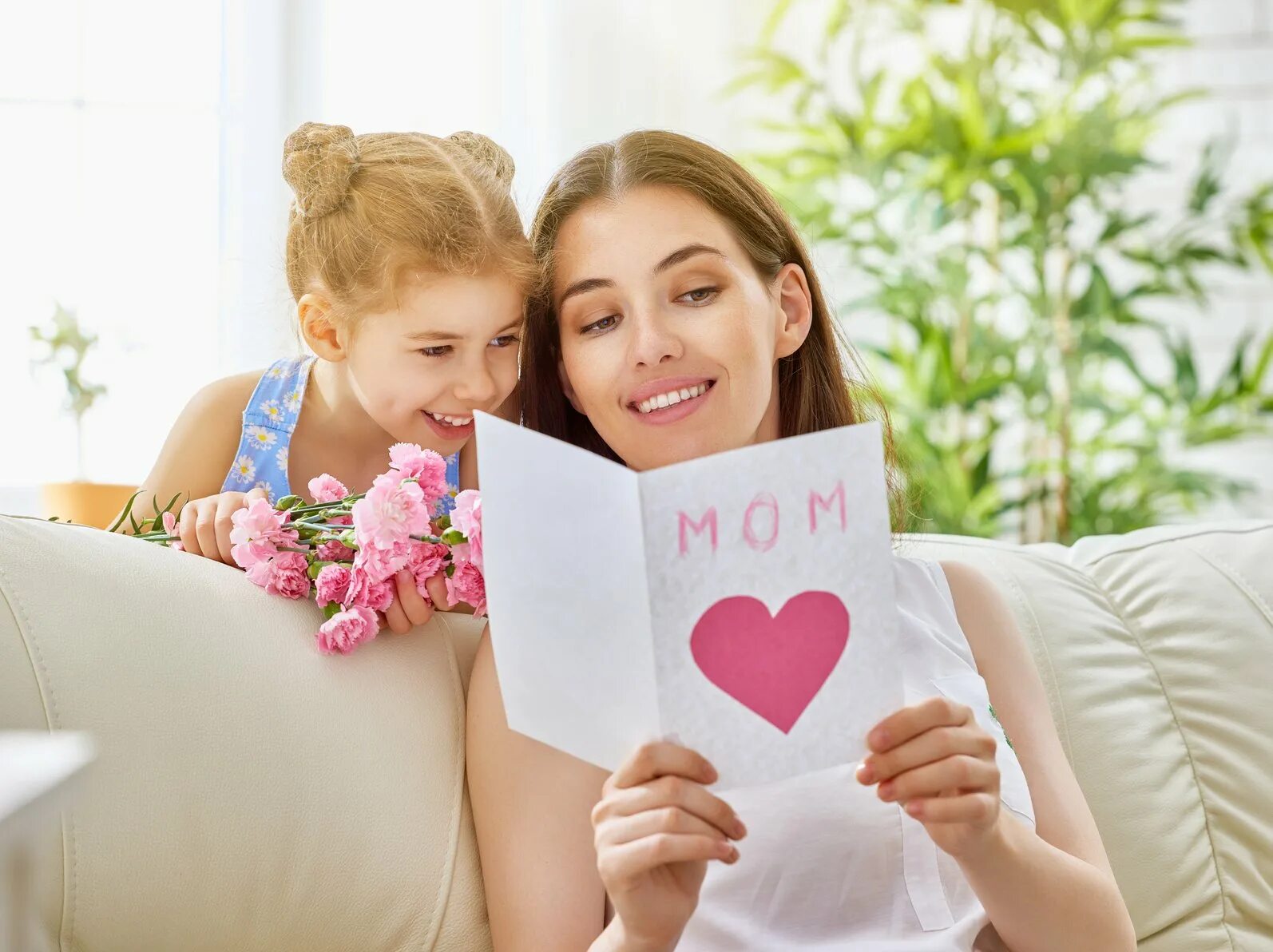 Mom surprises. Подарок маме. Подарок на день матери. Ребенок дарит подарок маме. Подарок маме на день матери.