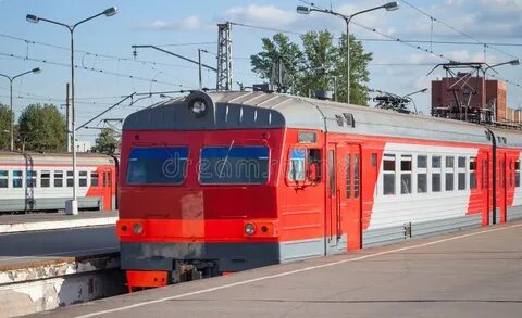 Электричка стоит на месте