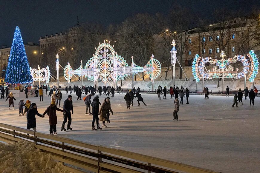 кремлёвская набережная казань 2022. казань кремль новый год. каток на кремлевской набережной казань 2022. ледовый городок в казани 2022 -2023. куда пойти в казани в декабре.