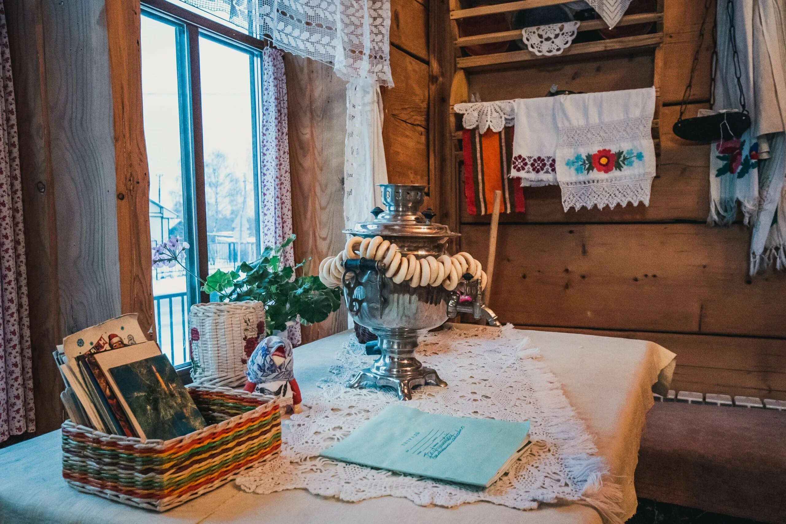 Светлая славянская комната славянской избе. Деревенский дом изнутри. Горница в избе. Мордовская изба изнутри. Деревенская изба внутри.