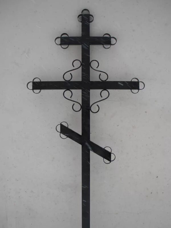 Крест на могилу размеры фото. Православный Могильный крест. Крест Могильный металлический из профильной трубы. Могильный крест из профильной трубы. Могильный крест на могиле православных.