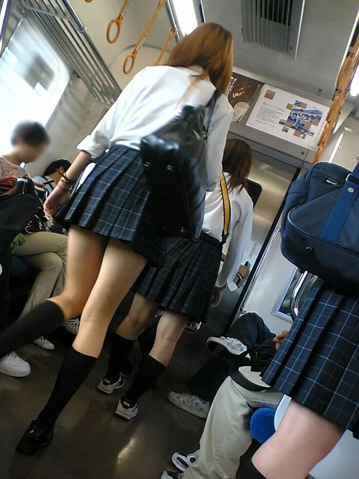 Попы в маршрутке. Taejune kim картины. Японский автобус юбками девушка. Японочка в метро. Японские девушки в общественном транспорте.
