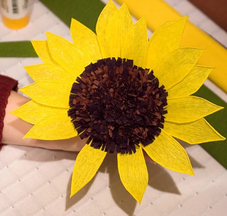 Подсолнух из гофрированная бумага. Подсолнух из гофрированной бумаги. Подсолнух гофробумага. Подсолнух из бумаги. Поделка подсолнух.