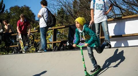 A girl skate in sochi