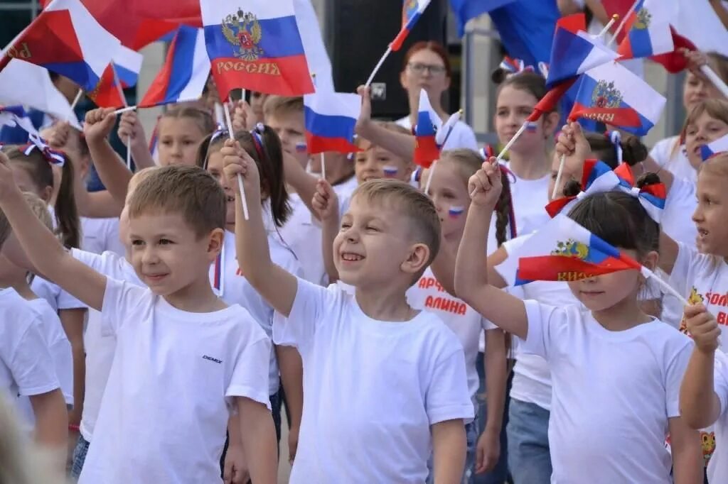 Россия для детей. День России для детей. Флаг России для детей. Дети с флажками России. 12 июнь 2021