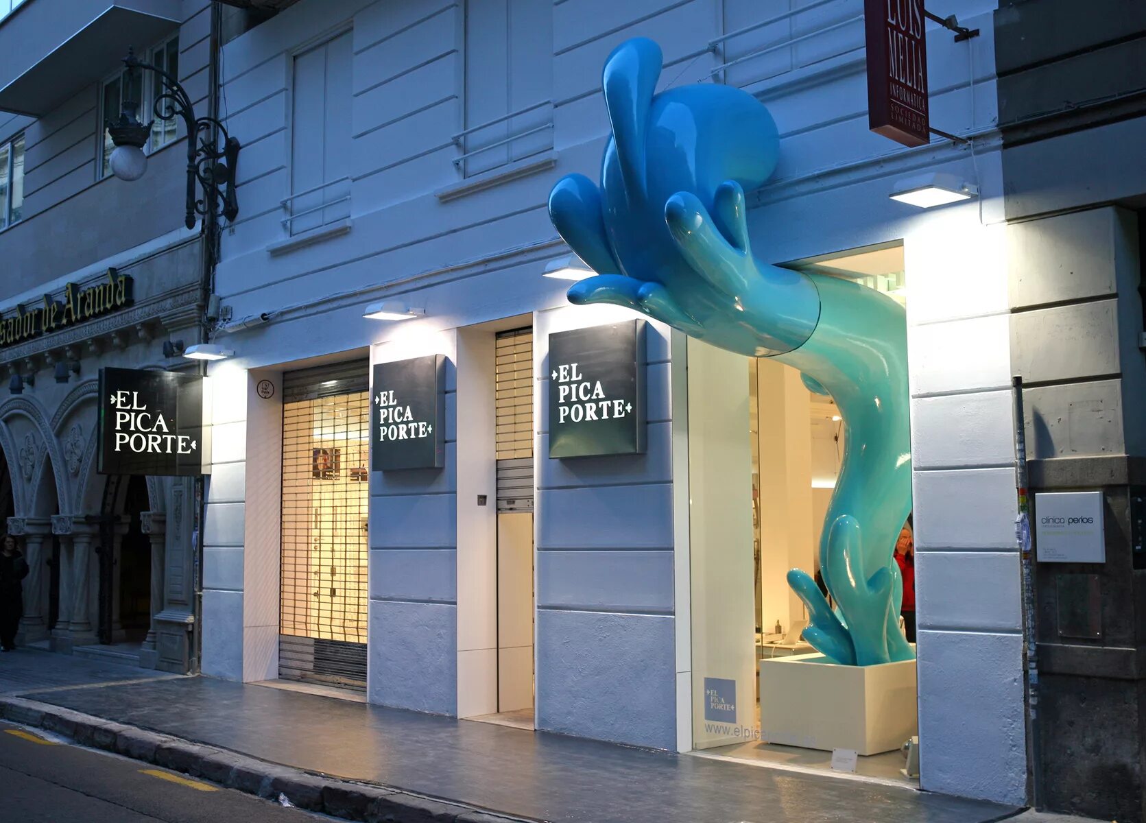 Рекламные фасады. Рекламные фасады. Креативный фасад магазина. Подсветка вывески на фасаде. Светящаяся вывеска фасадная.