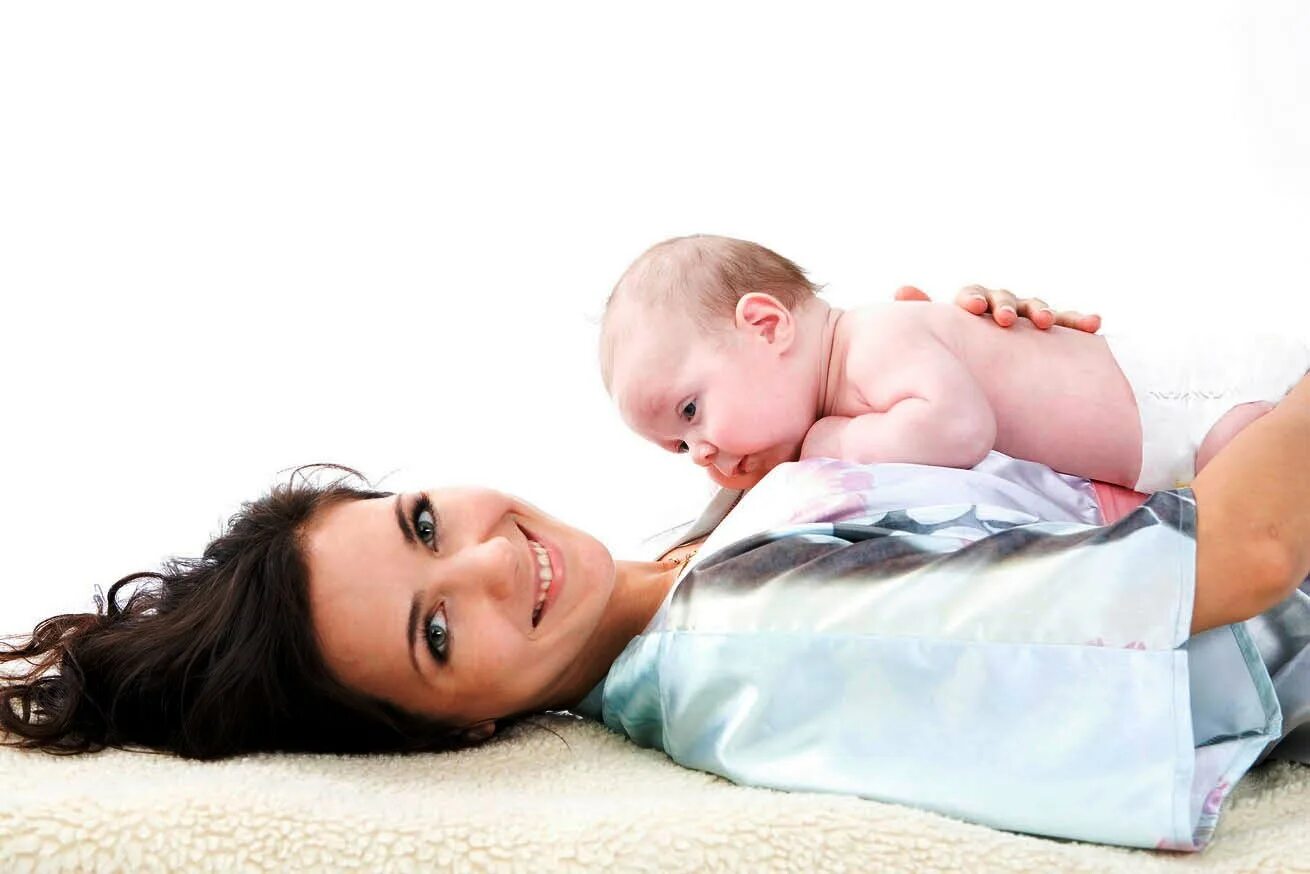 массаж живота грудничку. бурление в животе у грудничка. как правильно класть ребенка на живот новорожденного. как правильно выкладывать новорожденного на животик в 1 месяц. выкладывать ребенка на животик.