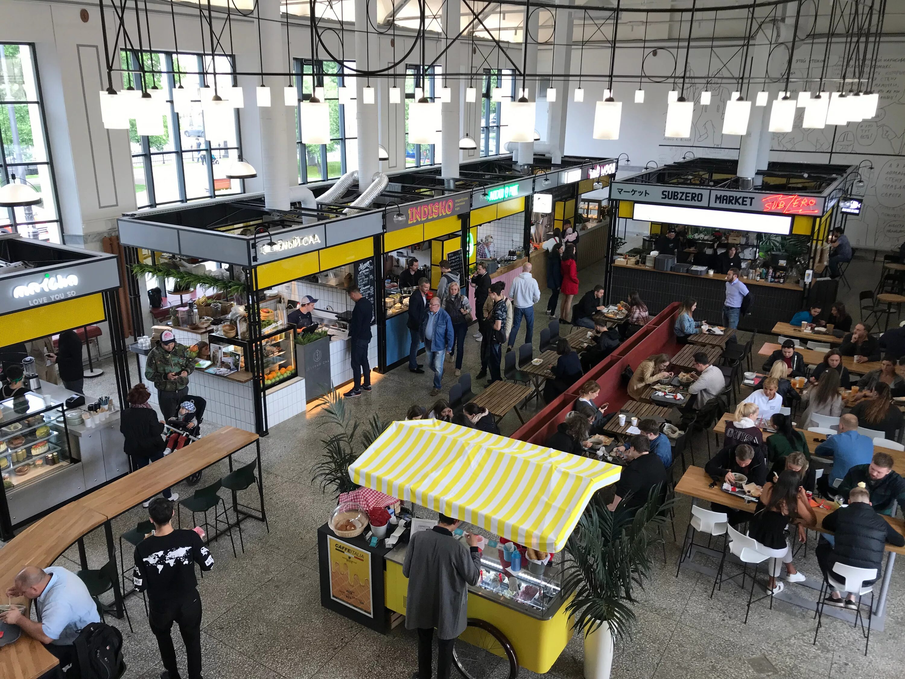 Фудкорт проспект вернадского. Галерея санкт-петербург фудкорт eat market. Галерея питер фудкорт. Ит маркет галерея. Фуд-холл eat market.