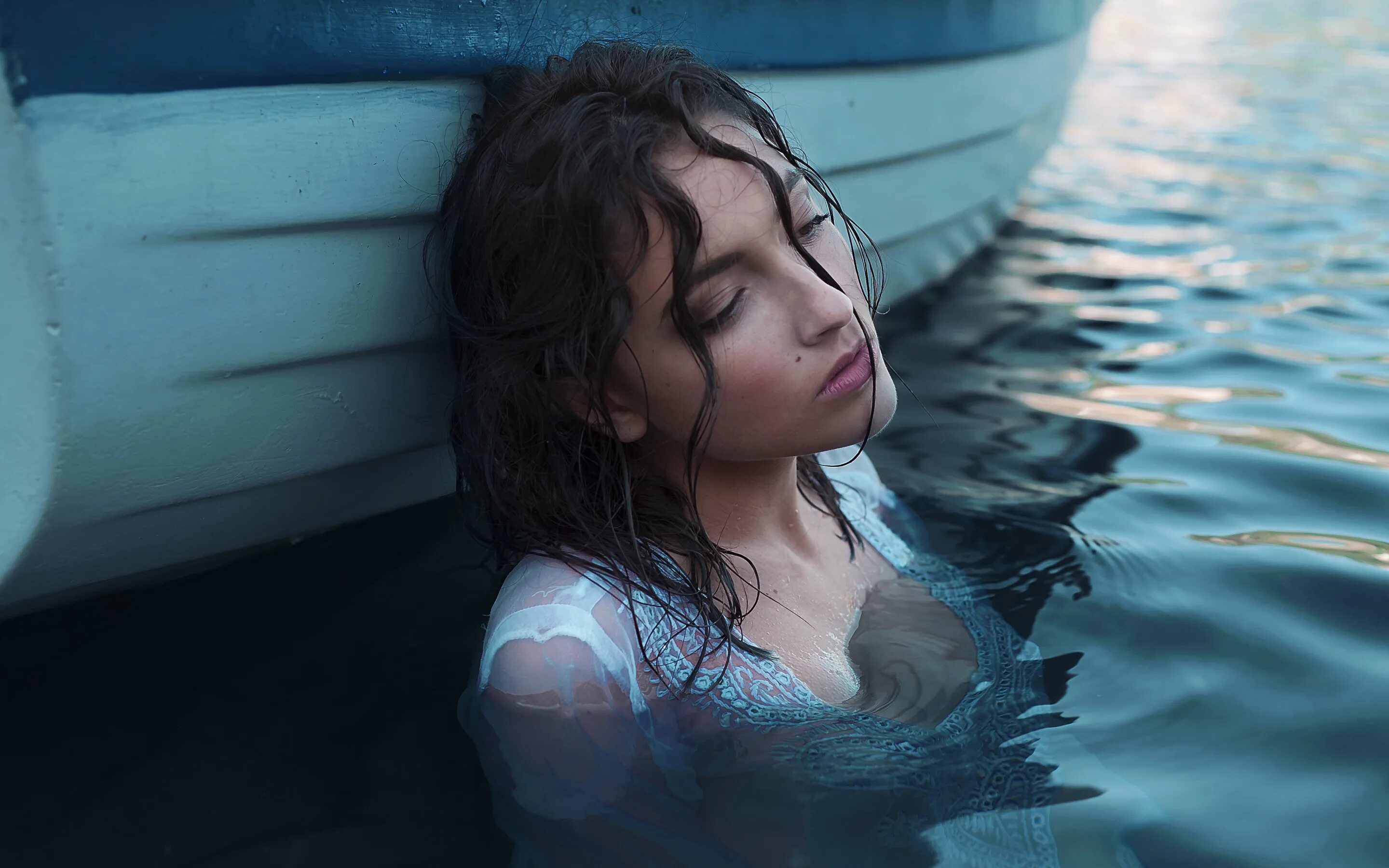 Мокрые сестренки. Красивые девушки в воде. Девушка в воде фотосессия. Лицо девушки в воде. Девушка под водой.