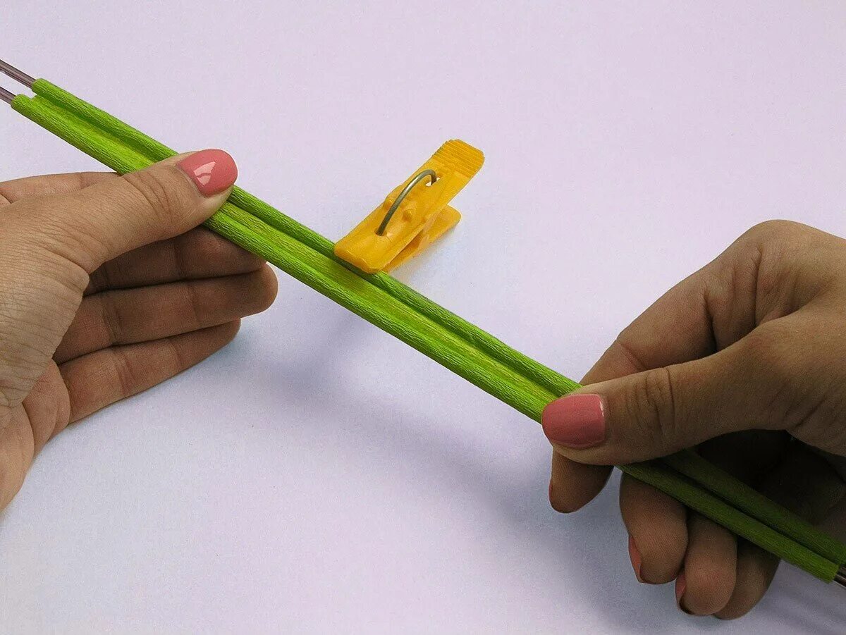 Как сделать трубочку из бумаги. Трубочка для закручивания бамбука. Палочки для накручивания гофротрубочек. Спицы ножницы бумага. Как сделать трубочки из бумаги.