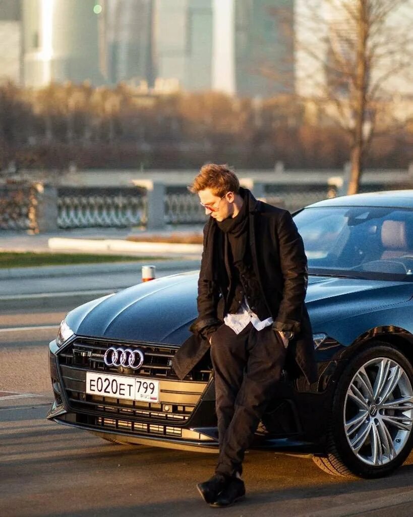 Детский автомобиль. Джейсон стэтхэм в фильме перевозчик. Пацаны ездят на машинах. Пацаны ездят на машинах. Автомобиль с человеком на капоте.