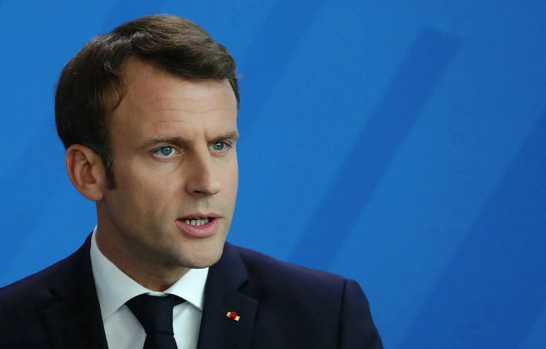 Эммануэль макрон плачет. Эммануэль макрон грустный. Макрон дебил. Макрон дебил. Эммануэль макрон.