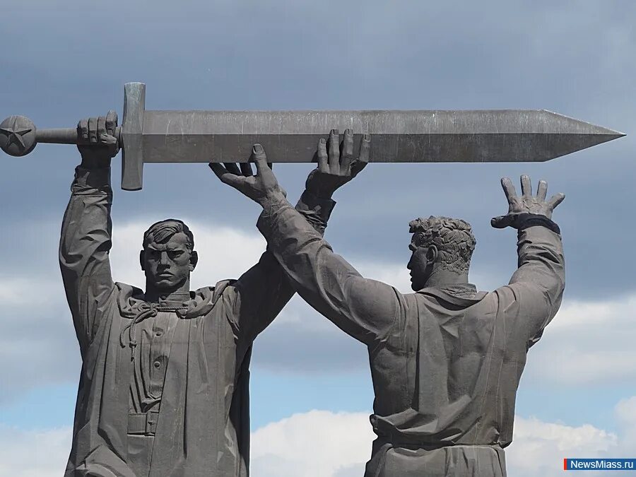 Тыл фронту помоги. Памятник тыл фронту в магнитогорске. «тыл — фронту», г. магнитогорск. тыл-фронту магнитогорск двушка. монумент тыл фронту медногорск.