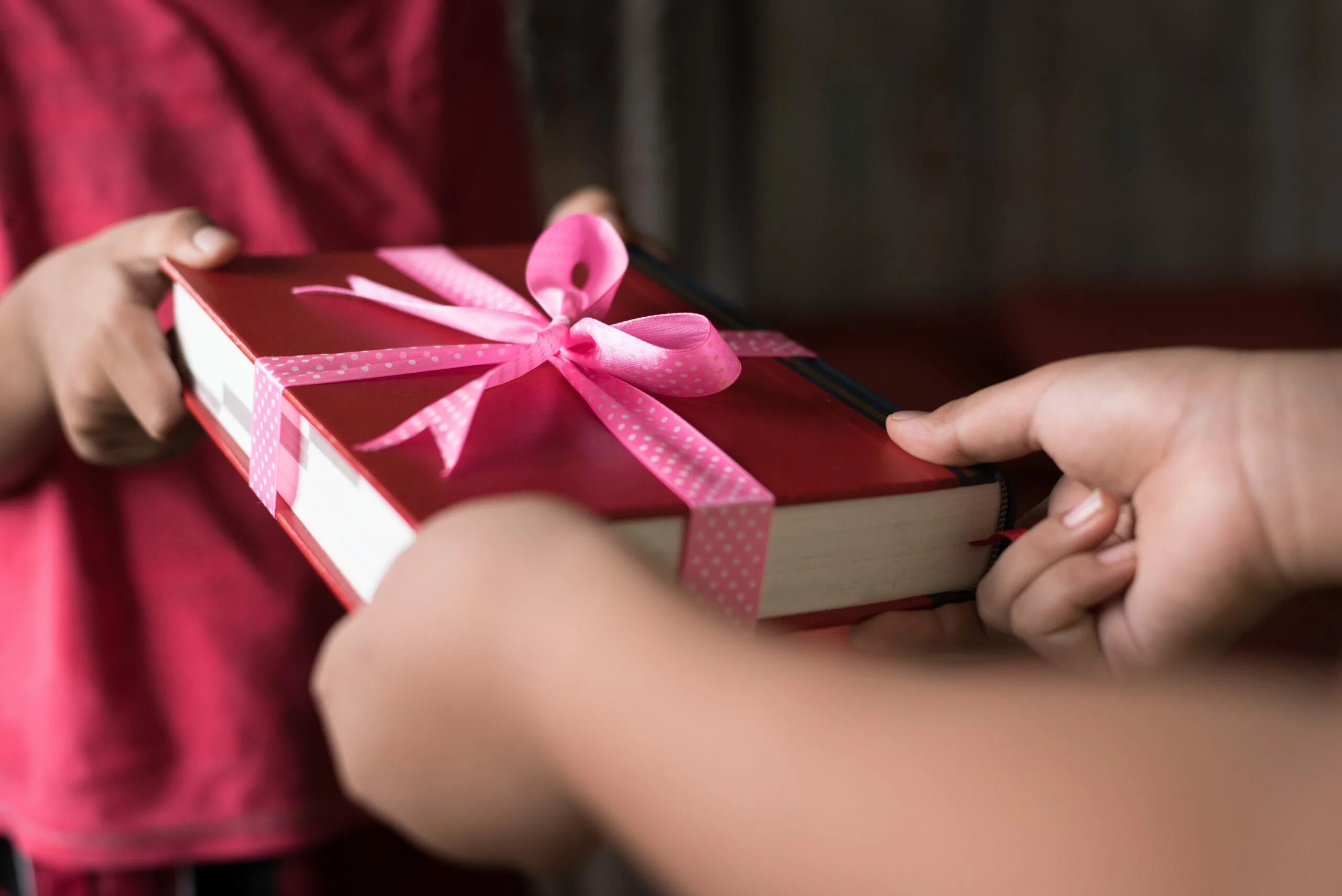 Подарить интересную книгу. Книга для девушки в подарок. человек дарит книгу. подарок книга дарит. дарить книгу женщине.