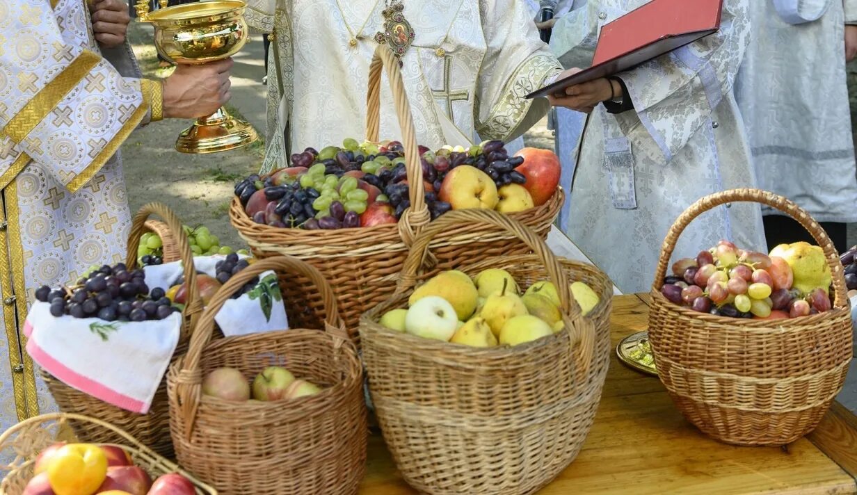 13 19 августа. 19 Августа Преображение Господне яблочный спас. Преображение Господне Псков. Яблочный и медовый спас. Яблочный спас религиозный праздник.