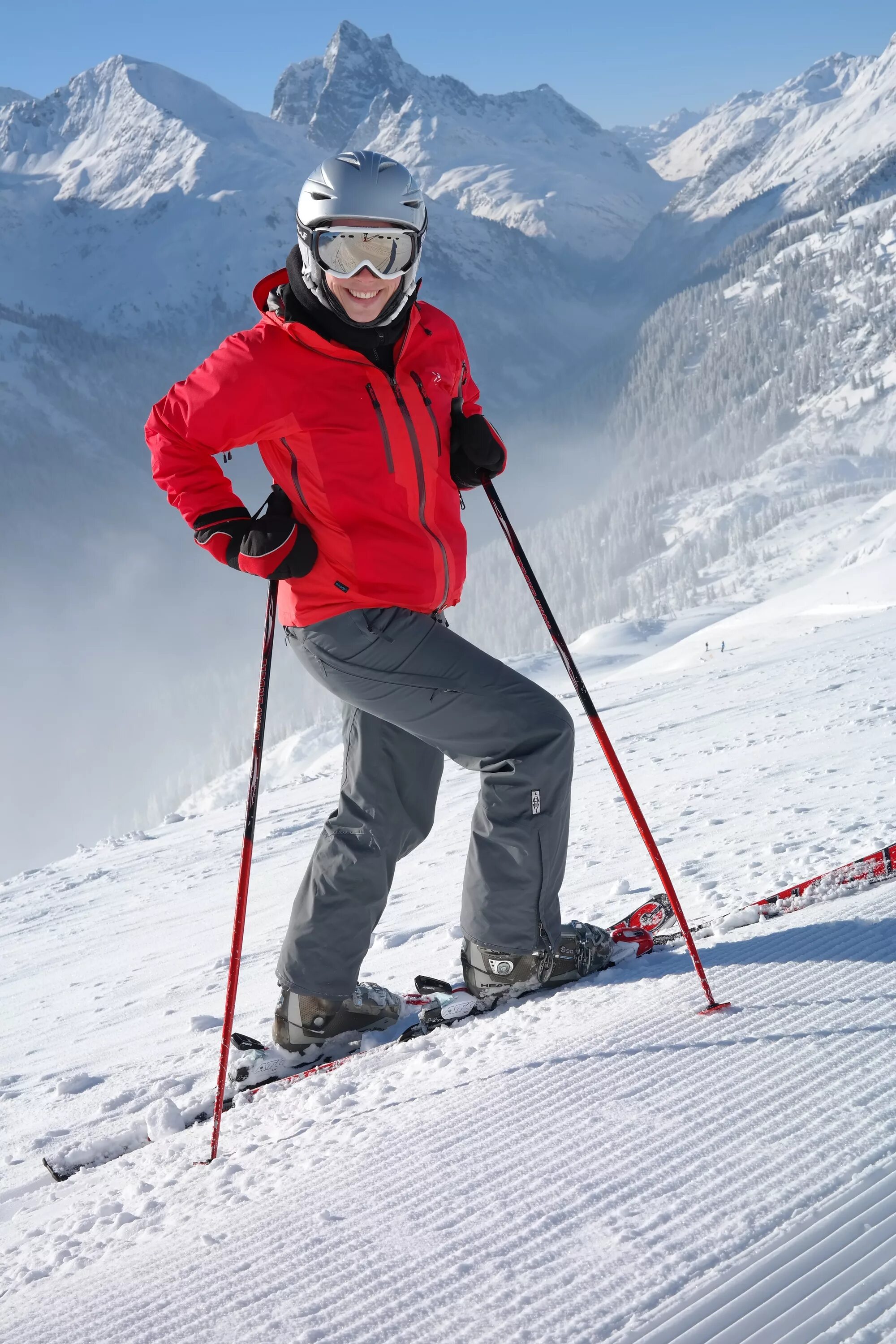 Горный лыжник. Горнолыжный спорт. Горные лыжи. Катание на горных лыжах. Горнолыжный туризм.