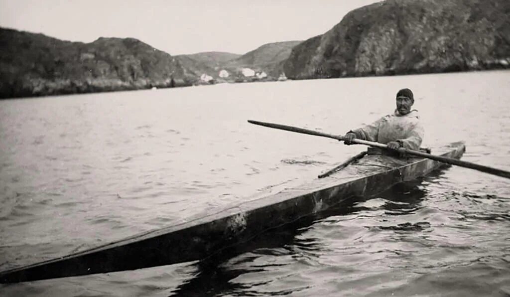Лодка народов севера 4. Байдарка алеут. каяк лодка эскимосов. алеут в каяке. байдара эскимосов.