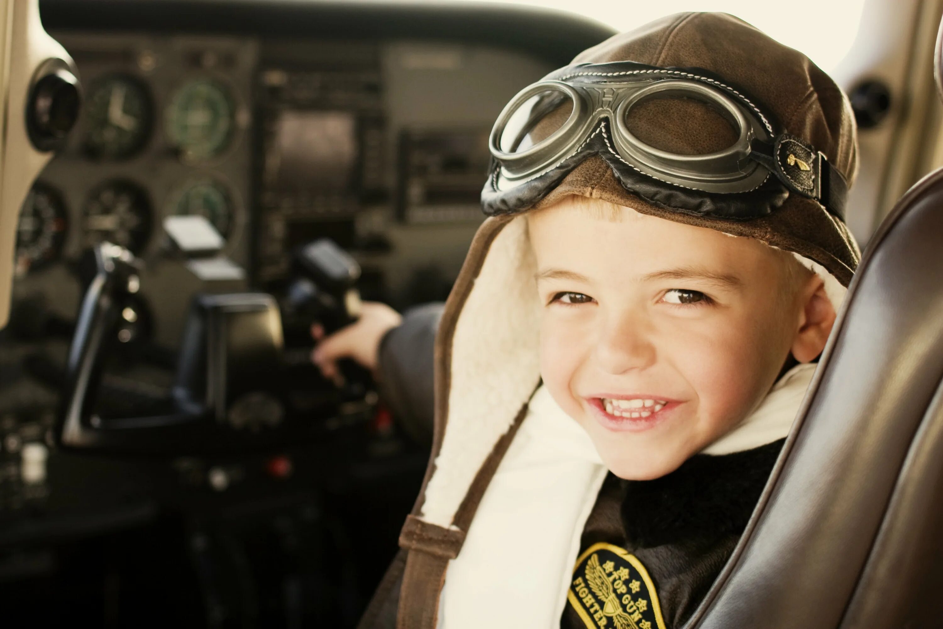 В гостях у летчика. Мальчик пилот. Мальчик летчик. Летчик для детей. Ребенок в летном шлеме.