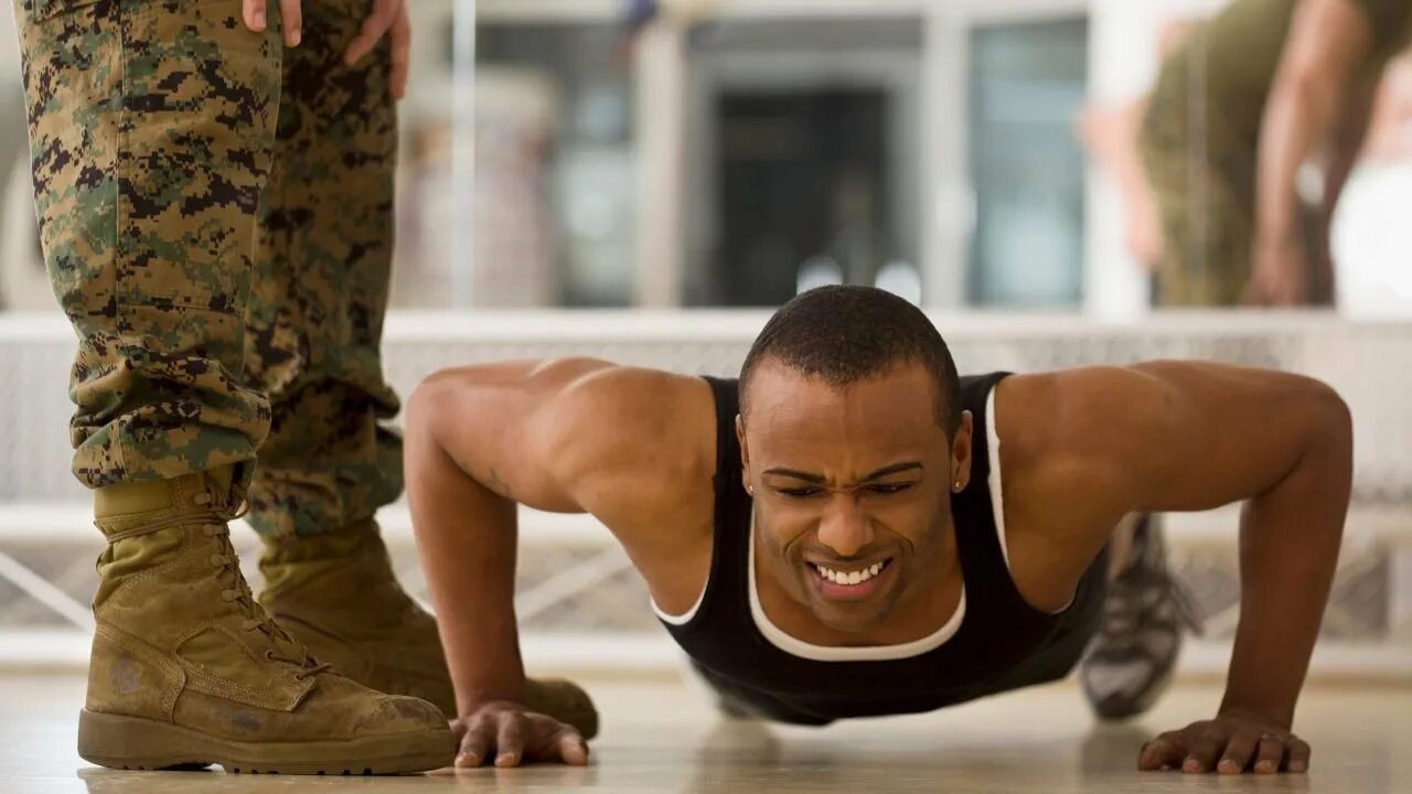 Военные тренинги. Военный отжимается. Тренировка военных. Военные отжимания. Военные упражнения.