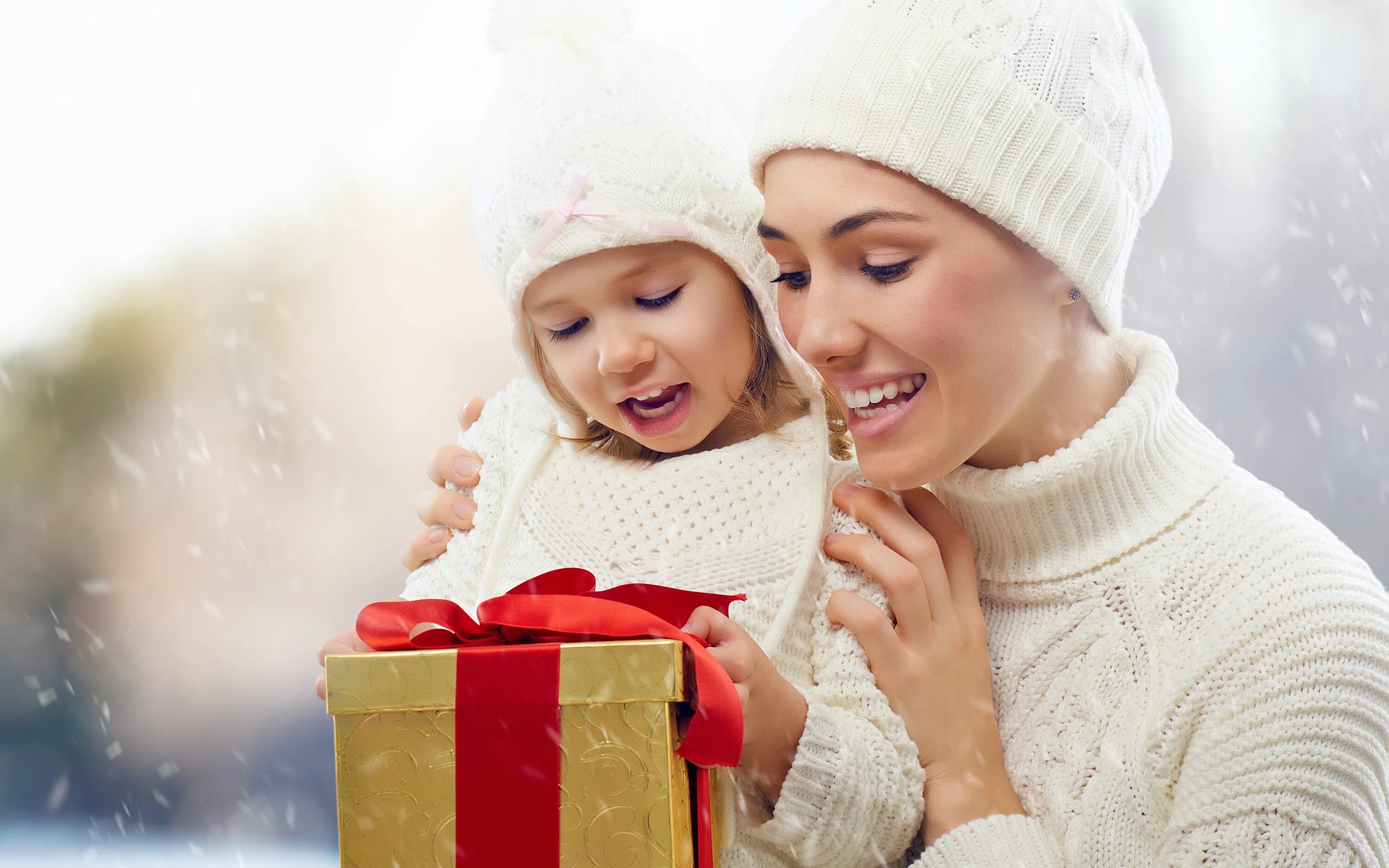 Счастливая мама с ребенком. Новогодняя радостная девушка. Девушка с ребенком зимой. Мама и дочка. Женщина с ребенком.