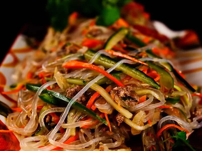 домашний салат фунчоза с овощами. фунчоза сяй. фунчоза. фунчоза с овощами поикорейски. фунчоза широкая корейская.