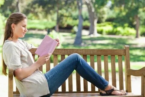 Сидит читает книгу